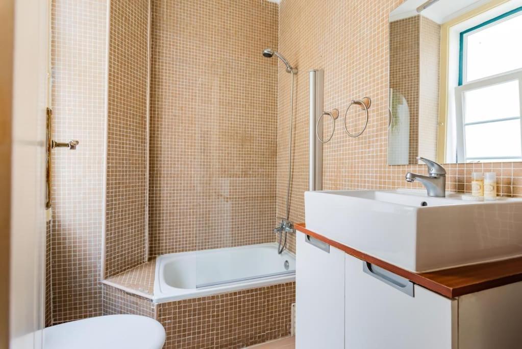 Apartamento 1Br @ Downtown Lisbon Chiado Exterior foto